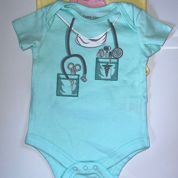 🛍Cute Little Girls Onesies size 0-3 Months 🛍 - Picture 2 of 7